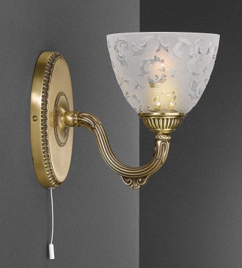 Бронзовый настенный светильник с одним или двумя плафонами матового стекла, декорированными прозрачным узором