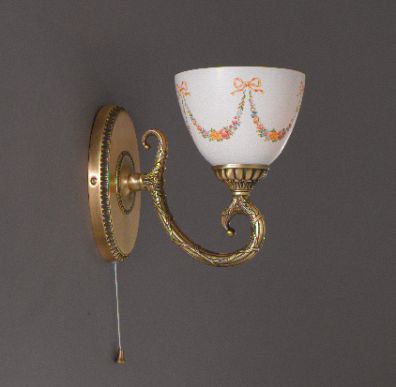 Бронзовый настенный светильник с расписными плафонами матового стекла на одну и две лампочки
