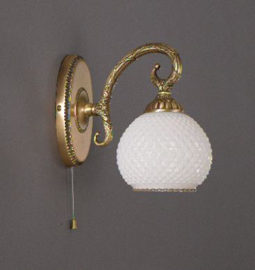 Бра из массивной бронзы и плафоном матового венецианского стекла c одной или двумя лампами