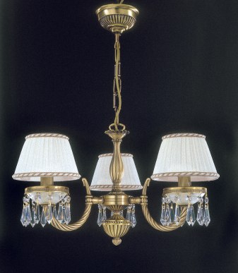 Бронзовые люстры на три или пять ламп с белыми тканевыми абажурами и хрустальными подвесками