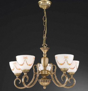 Бронзовая люстра с пятью лампами и плафонами из матового венецианского стекла, украшенными цветочными гирляндами