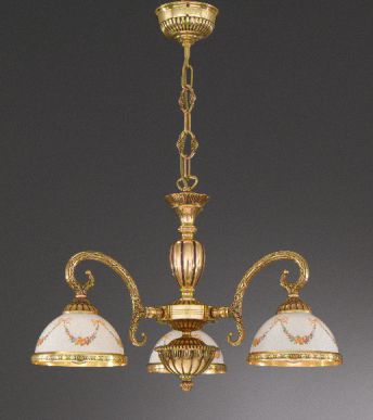 Бронзовые золоченые люстры с тремя и пятью плафонами из матового венецианского стекла, расписанные цветочными гирляндами