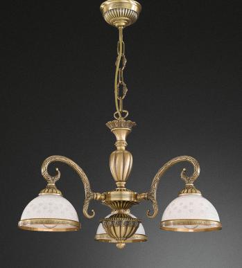 Прекрасно декорированные бронзовые люстры с тремя и пятью плафонами венецианского стекла молочного цвета