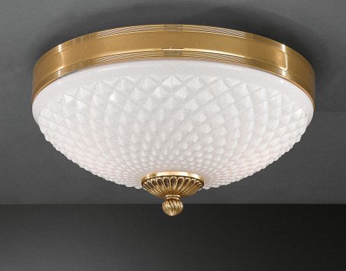 Потолочный светильник с плафоном из венецианского стекла молочного цвета и позолоченными металлическими деталями
