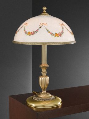 Настольная лампа традиционной формы с матовым стеклянным плафоном и бронзовым корпусом
