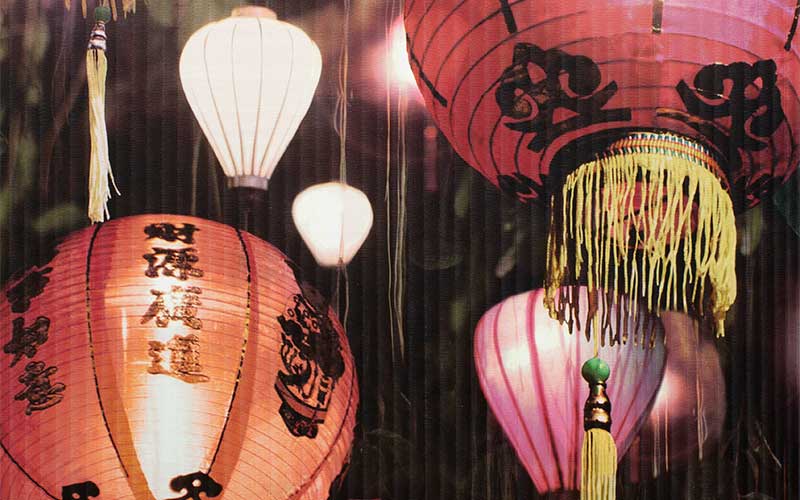 Виниловые обои Arthouse Eastern Alchemy 293200 с малиновыми китайскими фонариками на черном фоне