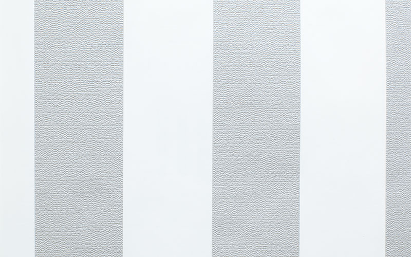 Виниловые обои Arthouse Glitterati 892503 с серыми блестящими полосками на белом матовом фоне