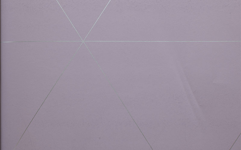 Флизелиновые обои Aura East West Style 24227 лиловые с серебристым геометрическим узором