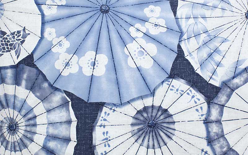 Флизелиновые обои Aura East West Style 24361 с синими зонтиками