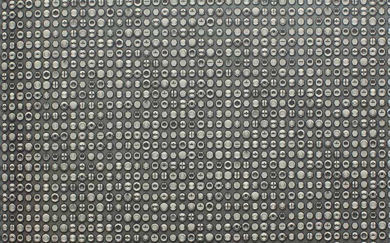Темно-серые флизелиновые обои Aura Grunge G45362 с мозаикой из болтов и винтов