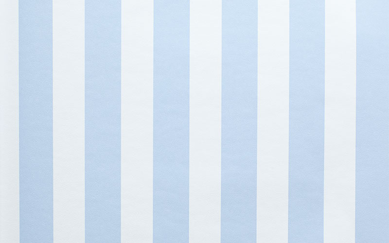 Флизелиновые обои Aura Just 4 Kids 2 G56025 с белыми и голубыми вертикальными полосами