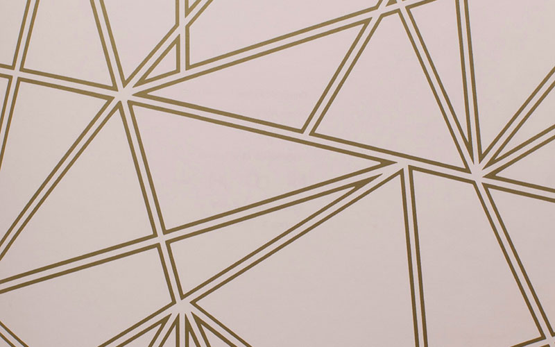 Бледно-розовые флизелиновые обои Holden Glasshouse 90275 с золотым геометрическим узором