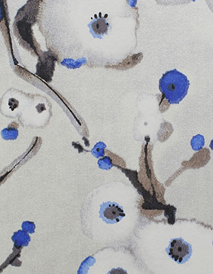 Светло-серые флизелиновые обои Khroma Akina AKI005 с синими цветками хлопка