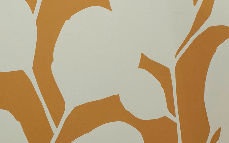 Флизелиновые обои Scion Nuevo 111818 с белыми листьями на кирпичном фоне
