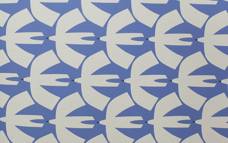 Флизелиновые обои Scion Nuevo 111828 с птицами на синем фоне в авангардном стиле